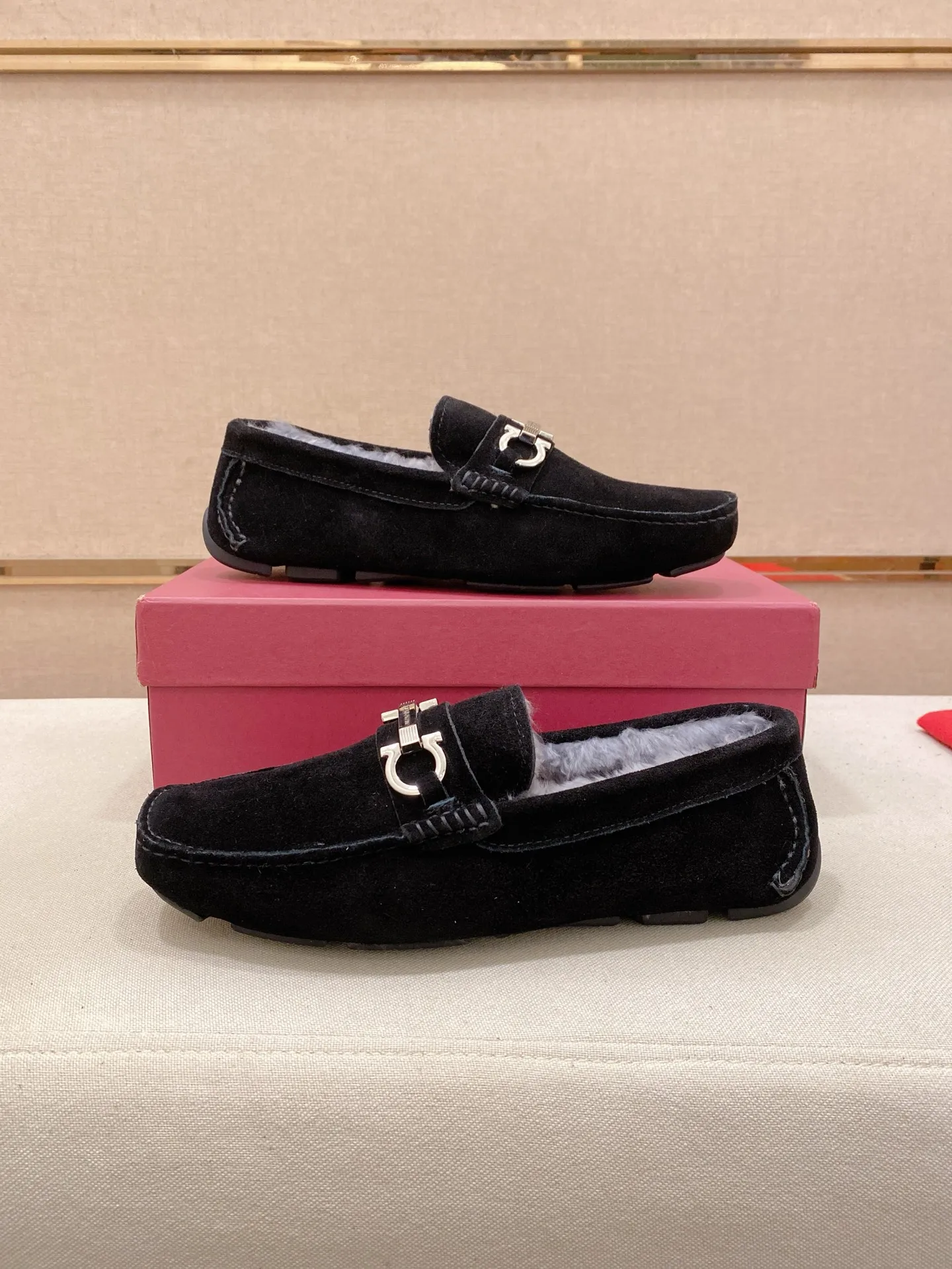 Factory price: 540💰High-end quality! Ferragamo🆕🆕Exclusive hot-selling products in stock🔥🔥New products on the shelves, high-quality Ferragamo men's pea shoes, high-end casual driving shoes, with complete packaging! 💪 💪 Material: imported suede cowhide 🐂 + imported high-quality wool lining + wear-resistant outsole 👍🏻👍🏻 Features: high-end and comfortable, purely handmade 🚀 🚀 Create the perfect shoes that suit you best 🔥 🔥 Size: (38-44) 45 standard size can be customized!